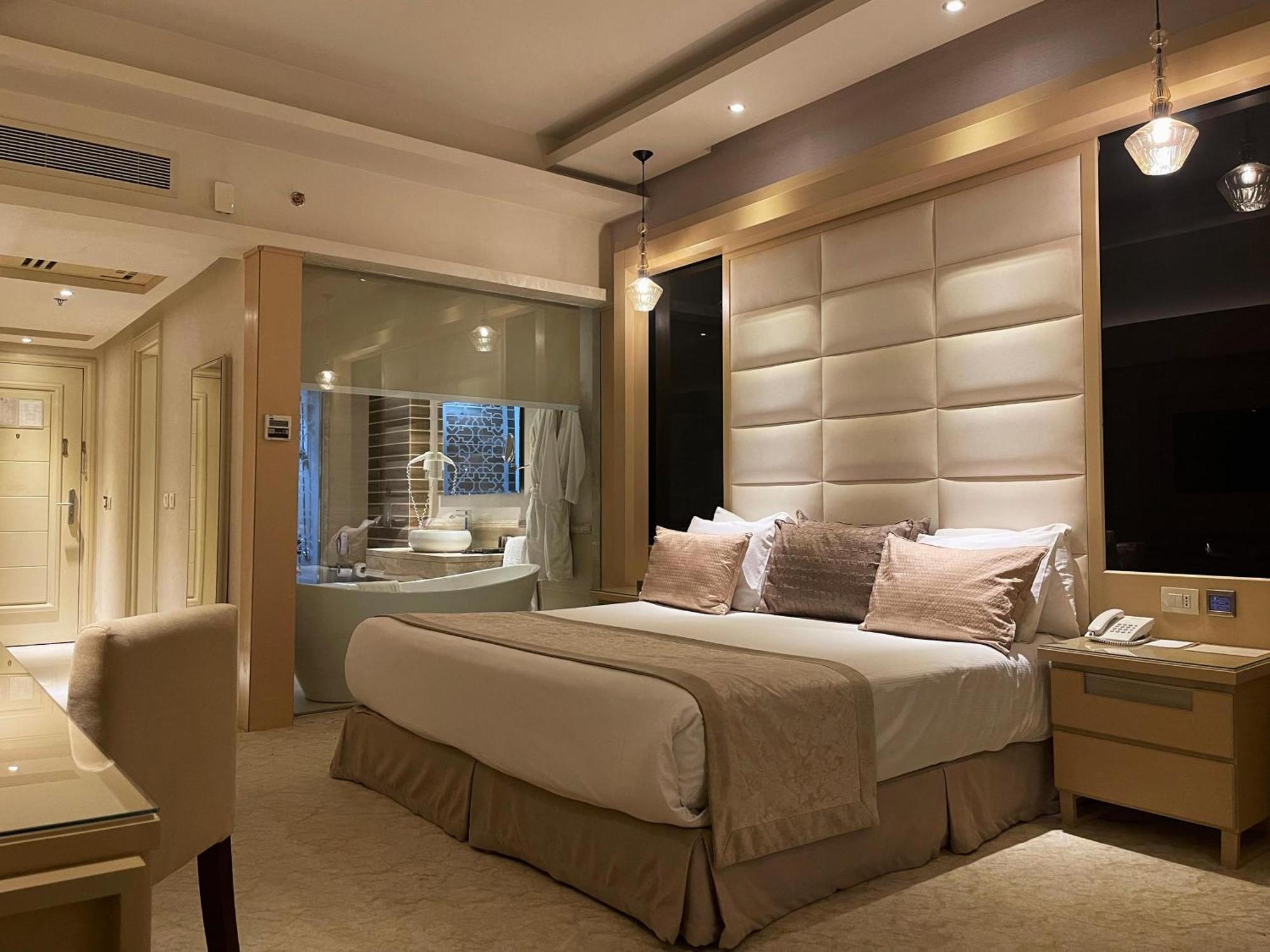 Kaisol Romance Resort Sahl Hasheesh - Adults Only Hurghada Bagian luar foto A bedroom at the Taj Mahal Palace